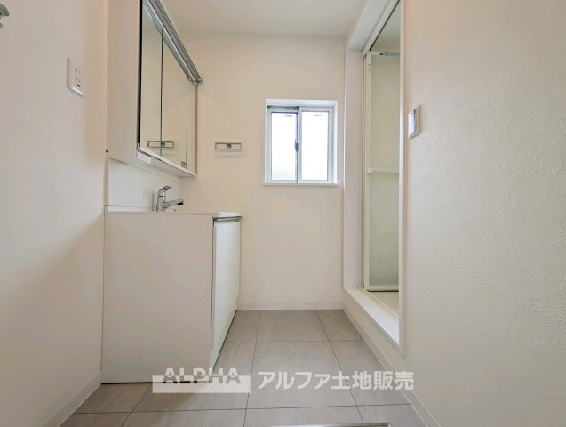 【Wash　Basin】　◆身支度をスムーズに◆独立洗面台を備え、洗顔や歯磨き、朝の身支度などに使いやすい空間。洗面用品を整理しながら、毎日すっきりとお使いいただけます。　