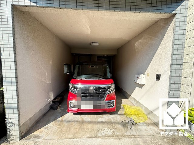 インナーガレージを1台分完備。重い荷物や雨の日の移動もスムーズで、快適なカーライフを実現。