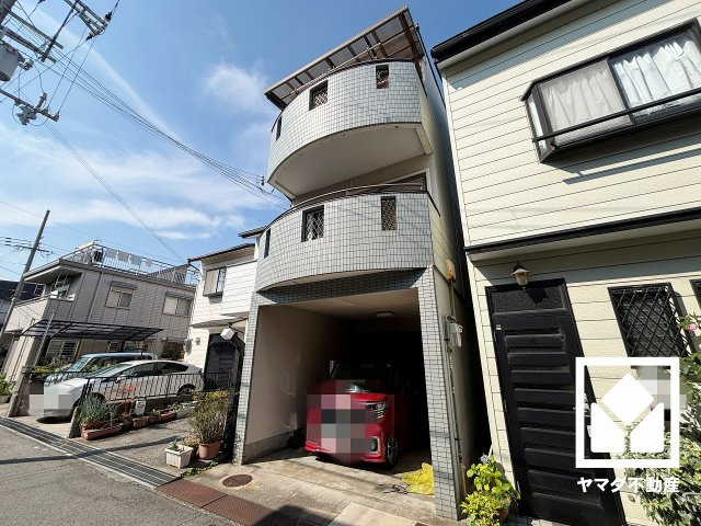 北側には国道43号線が通っています。阪神高速道路の尼崎西出入口（神戸方面）や武庫川出入口（大阪方面）も下道5分圏内で、車での移動もしやすい立地です。