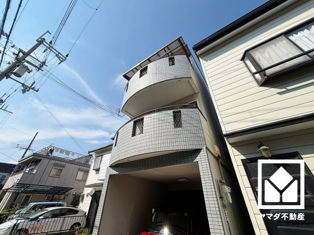 INAX製のトイレを採用。清掃便座付きで、清潔感と快適さを両立したトイレ空間を実現します。