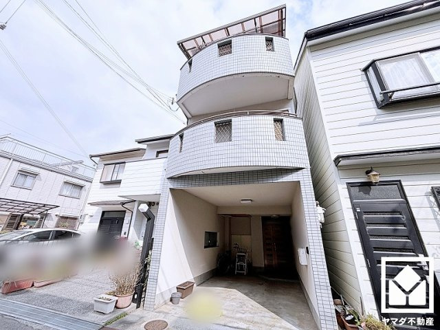 「ライフ武庫川店」まで徒歩3分、「ローソン尼崎元浜町店」まで徒歩6分、ショッピングセンター「651　MUKOICHI」まで徒歩6分など、お買い物施設が徒歩圏内に複数あり便利な住環境です。