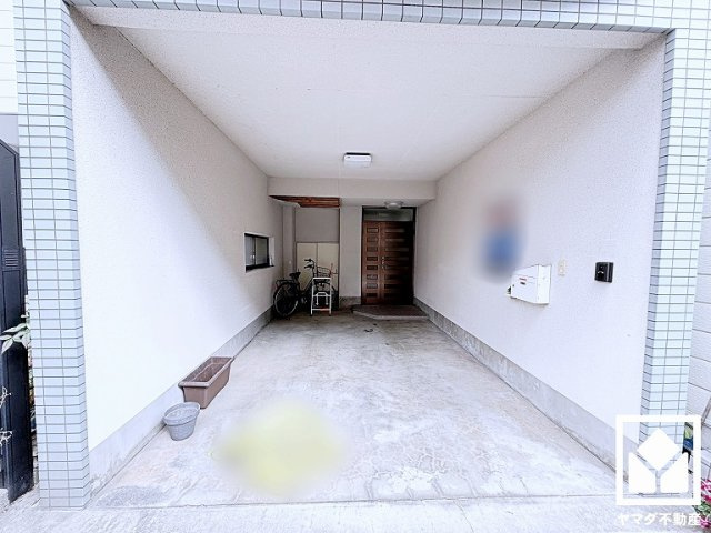 ドアや欄間の窓から光が差し込み、外出時にも帰宅時にも、明るい気持ちになれる玄関です。