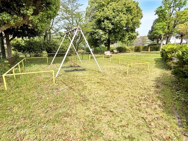 敷地内にある公園、お子様がいても安心です