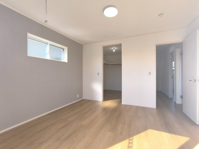 【5号棟・主寝室】7帖の主寝室は、ダブルベッドやベビーベッドを横並びで配置できる広さ！大容量のウォークインクローゼットもあるので、服が多い方でも安心です♪