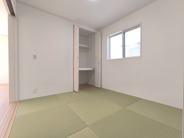 【5号棟・和室】4.5帖の和室は子育てにも来客にも、老後の寝室代わりにもなる便利なマルチスペース！扉は壁まで引き込めるので、ドアを開ければリビングと合わせて20帖超の大空間に！