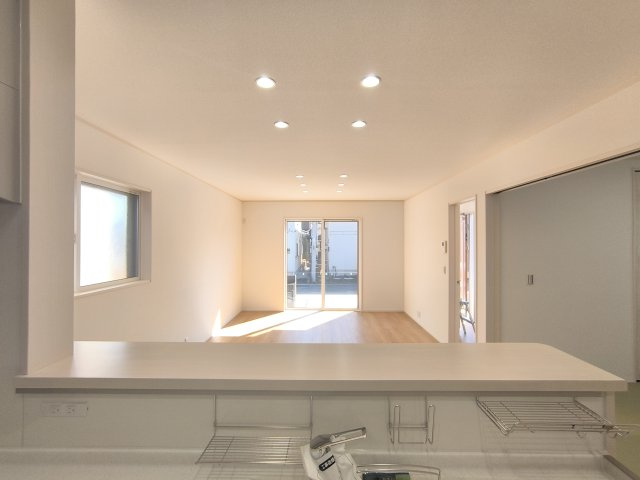 【5号棟・キッチンからの眺め】キッチンからはリビングでくつろぐご家族や、和室で遊ぶお子様、帰宅したご家族を見守ることができます♪