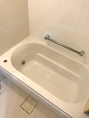 追い焚き、24時間換気付のユニットバス。