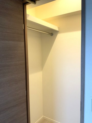 寝室。角部屋なので明る開放感が感じられます。