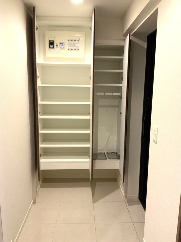 角部屋なので玄関収納が豊富です。