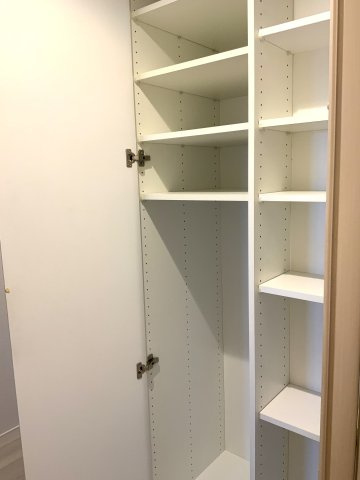 玄関廊下の収納です。