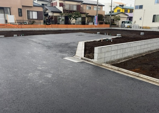 家を建てる場合、方位は要チェックです。現実的に日当たりのよい家ならばリビングは南側、建築基準法でも北側に当たる家への配慮は求められています。土地を見学に行く際は、方位磁針を持って行くようにしましょう。