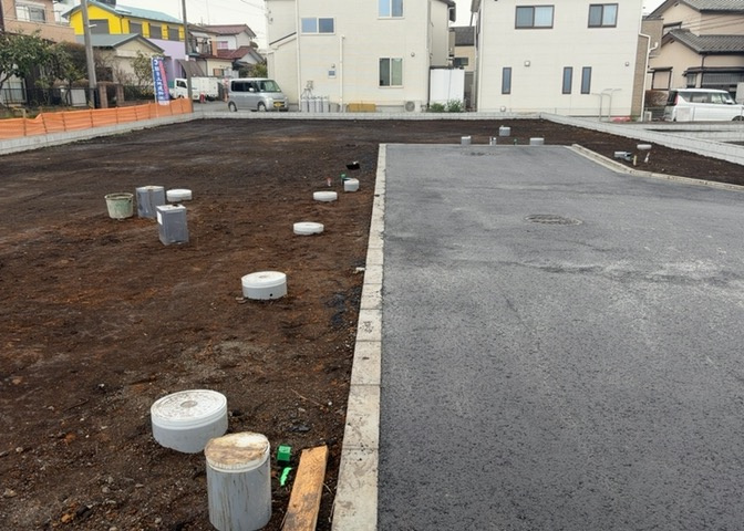 土地の前の道路に消火栓が設置されていることがあります。この場合、道路交通法第45条第1項により、駐車禁止の場所が指定されています。そのため、車庫などの駐車スペースをつくることができない場合があります。