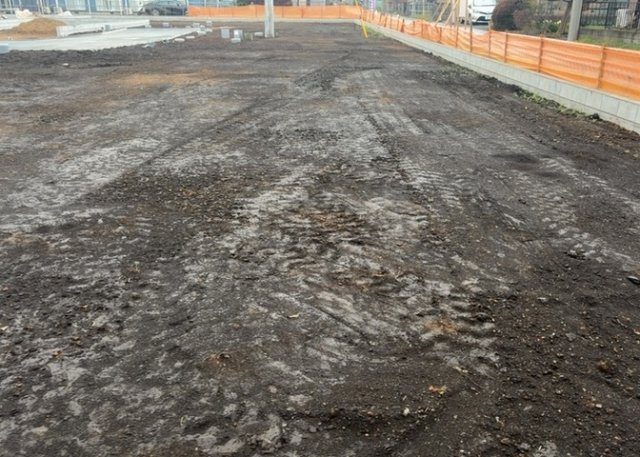 土地購入を検討されている場合、境界杭がない状態で購入してしまうと境界確定測量をする必要があり、費用がかかります。購入の前に、売主、隣土地所有者立ち合いのもと境界を確定し境界杭を設置するのがベストです。