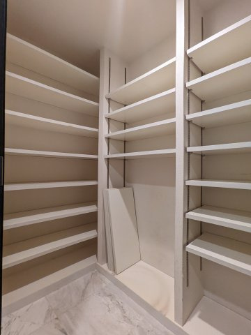 【収納／現地写真】玄関にはシューズインクロークがついていますので、散らかりやすい玄関をスッキリとした見た目に保つのに重宝します。　