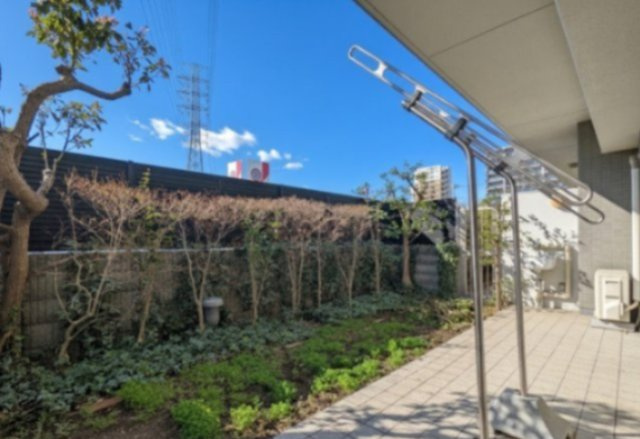 【庭／現地写真】1階ならではの専用庭です。LDKから庭が眺められます。