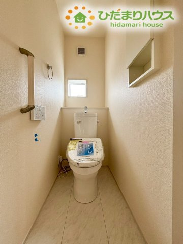 清潔感あふれるホワイトを基調とした快適なトイレ空間です！窓も開閉できるので、換気ができて、いつでもキレイな空間を保てますね！壁面棚があり、トイレットペーパーのストックや飾り棚としても重宝します♪