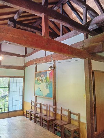 みんなが集まる空間です。天井が高く開放感があります。太い梁が見事ですね！