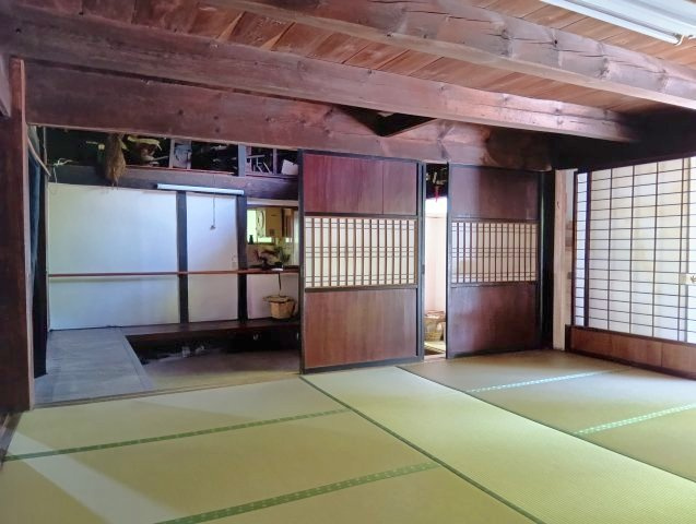 建具や梁に趣があり落ち着いた雰囲気の和室。風情や情緒を感じられますね。