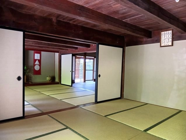 襖を隔てて広がる和室。大切に維持・管理されています。ひと繋ぎにするとまた雰囲気がガラッと変わりますね