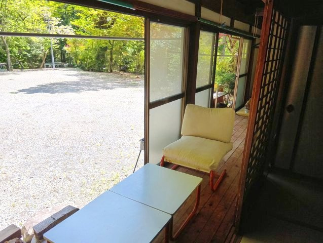 縁側：庭の植栽や四季折々の風景を室内から楽しめ生活に彩りを与えます。夏は涼しく冬は暖かい快適な空間。