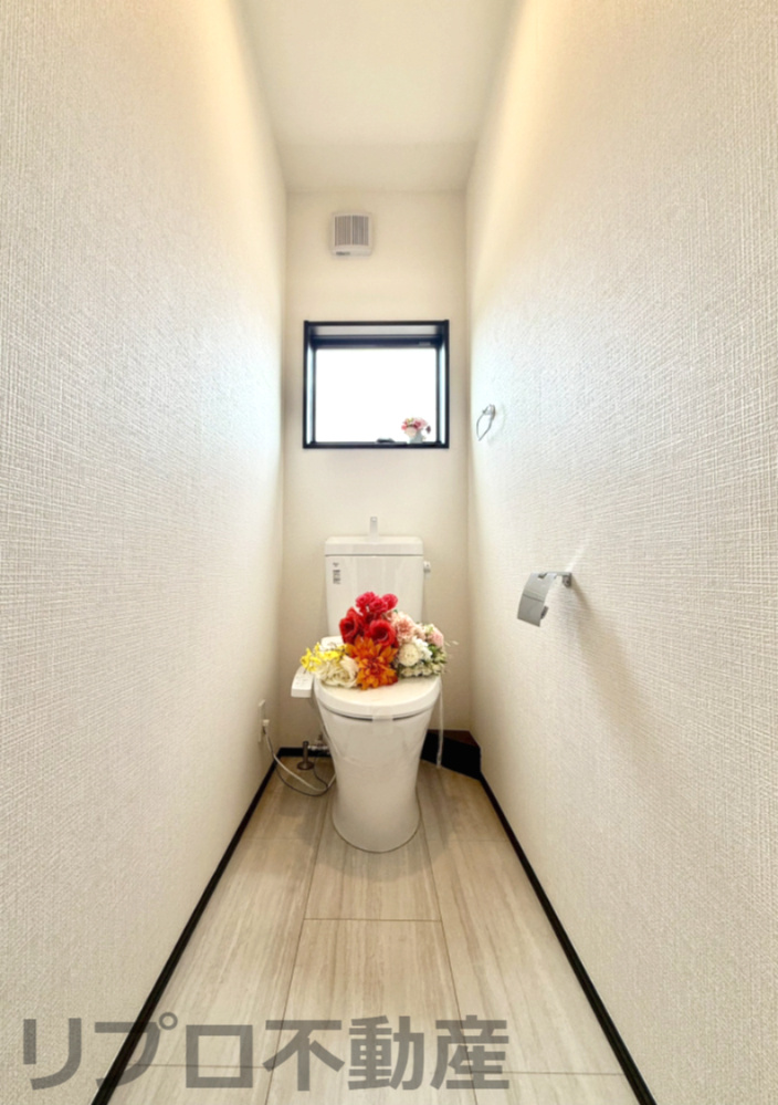2階トイレは洋室からすぐにトイレに向かうことができるので1階に降りなくても済みます！