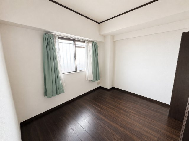落ち着いた色調の洋室です