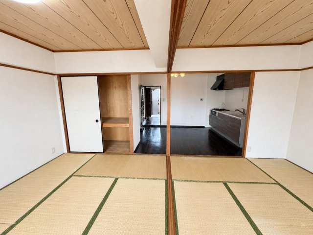 畳の上でゆっくりとくつろげる和室です