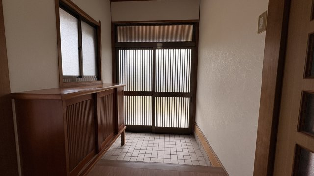 ゆとりある広さの玄関スペース。上がり框も広く、家族の出入りや来客時もスムーズに対応できます。木の温もりを感じる収納カウンターが設けられており、靴や小物をすっきり整理可能です。明るく開放感ある玄関です。