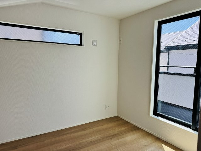 ～2階5.75帖の洋室　2面採光で明るく風通しの良いお部屋です～