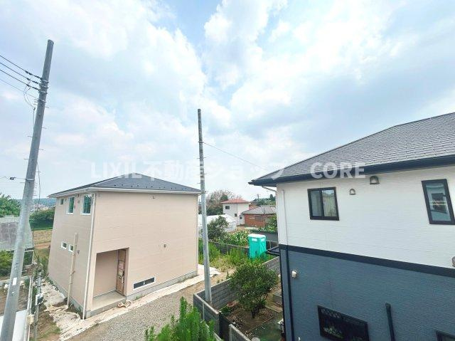 気持ちのいい空が見渡せる広いバルコニー。通風・採光にも優れ、心地よい光と風があふれています。