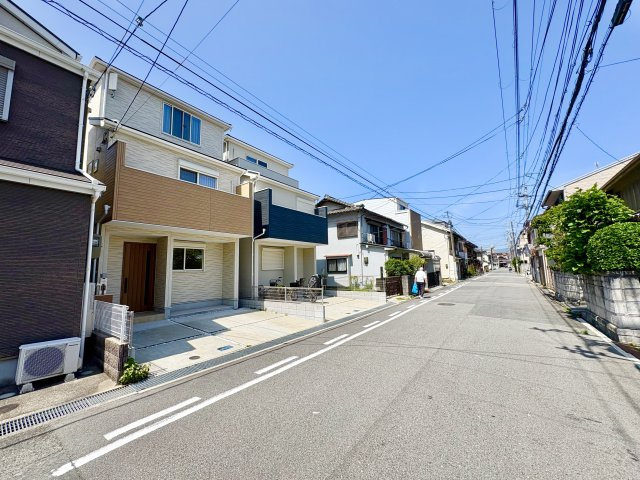 前面道路は7ｍの一方通行で、お子様も注意しやすく、車も2台並列で駐車できる停めやすい駐車場です