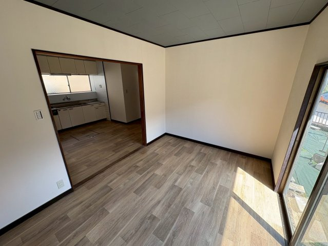 ダイニングと隣接した使い勝手の良い洋室。壁がないことで開放があり一体利用も可能です。生活スタイルに合わせて柔軟に使える点が魅力で、リビング感覚で広く活用することが出来ます。