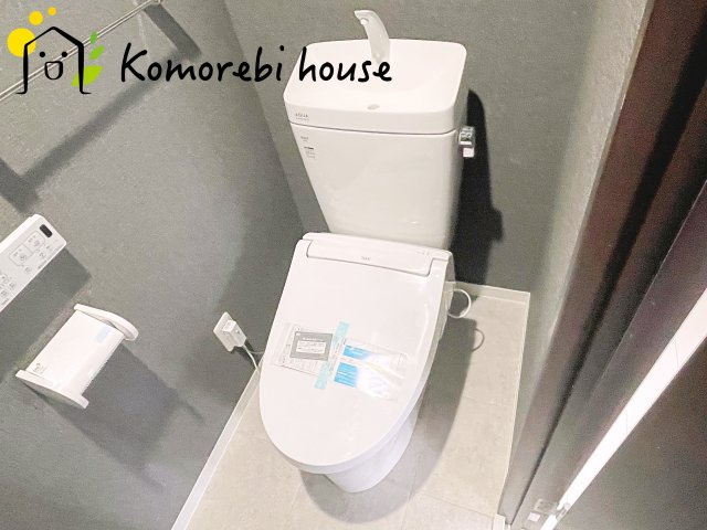 落ち着いた色調のトイレです