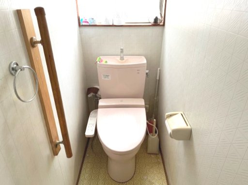 明るく清潔感のあるトイレ。手すりを備えており、立ち座りの際にも配慮された使いやすい空間です。