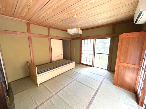 木の温もりと趣を感じる落ち着いた和室。畳の風合いと障子越しの柔らかな光が、心地よい空間を演出します。