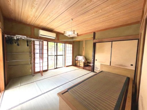 木目の美しい天井が印象的な趣ある和室。大きな窓から光が差し込み、ゆったりと落ち着いて過ごせる空間です