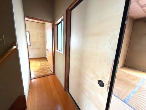 各居室へつながる2階廊下。窓から光が差し込み、木の質感が心地よい、明るく穏やかな空間です。