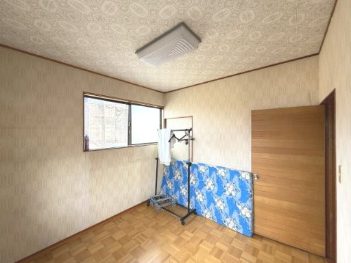 2階の洋室？：シンプルな形状で家具を配置しやすいお部屋。書斎や子供部屋にも。