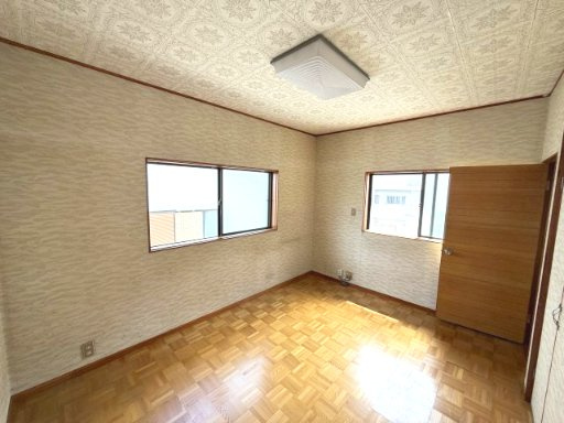 木目調の床と落ち着いた色合いの内装が魅力の2階の洋室？。家具を置きやすく、さまざまな用途に活用可能。
