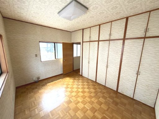 大容量の収納を備えた2階洋室？。すっきりと暮らせる収納力が魅力で、居住スペースもすっきり片付きます。