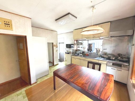 ゆとりあるダイニングキッチンで、家族との会話を楽しみながら毎日の食事を囲める心地よい空間です。
