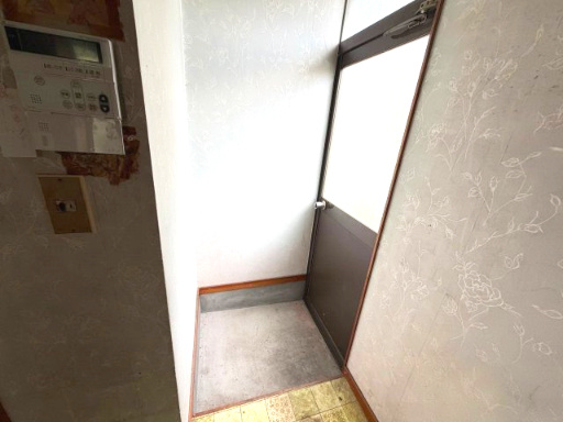キッチン横に勝手口を設けた便利な間取り。ゴミ出しや荷物の出し入れなど、家事動線にも配慮されています。