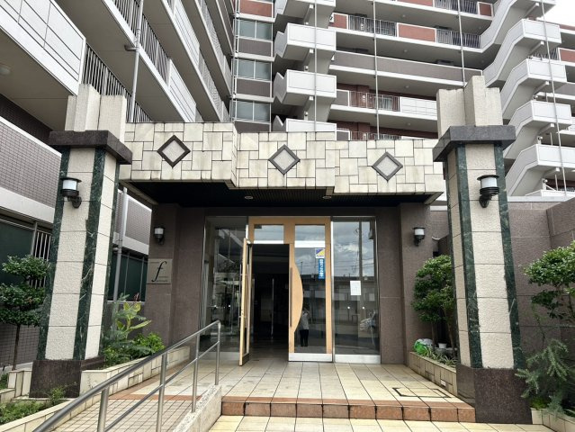 マンションのエントランスには、もともと風よけや防犯の役割がありますが、マンションによって宅配ボックスなどの設備が備わっている所もあります。日々の生活をイメージしながら生活しやすさをチェックしましょう。