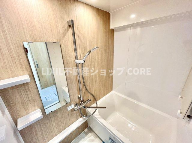 ゆったり入れる一坪バス。足を伸ばして入れるサイズは一日の疲れを癒すのに嬉しい広さですね。　