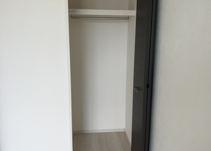 デザイン性を重視しすぎて収納が少なかった！なんてことにならないため、事前に現地で収納の数を確認しておくことをお勧めします。クローゼット以外にも床下収納や屋根裏収納、パントリーなどもチェックしましょう。