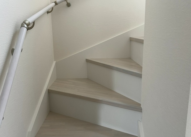 建物の上下階の通路である階段は、その位置によって動線や室内の印象が大きく左右されます。手摺にも重要な役割があり、転倒の防止・歩行や動作を円滑にして日常生活を支えることを主な目的として設置されています。