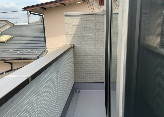 バルコニーは、室外の専用スペースのうち、「屋根がなく開放された空間」であるものを指します。ベランダより広いタイプのものが多く、日当たりもよいため家庭菜園などを楽しみたい人にとって適した環境となります。