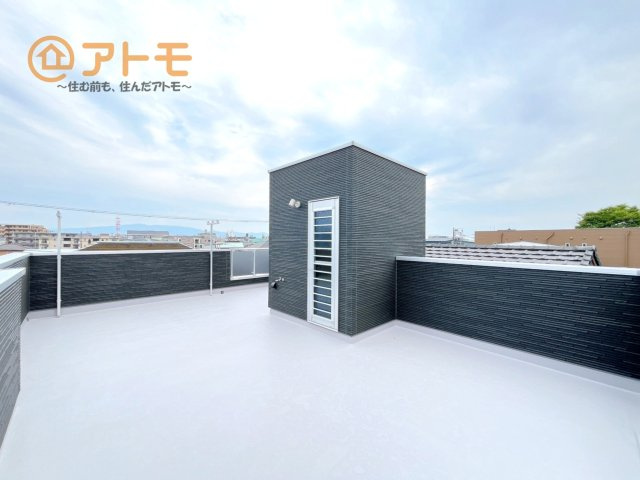 時間帯関係なく日当たり良好！ベランダでは干しきれない家族の布団も広々スペースの屋上バルコニーであれば1度に干すことができます♪