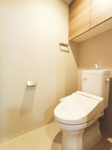 【トイレ】　洗浄機能付きトイレ。上部には収納付で、トイレットペーパー等、買い置きもしやすそうです。