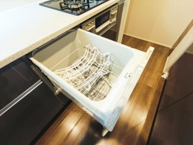 【食洗器】　手肌に優しく、家事の時短にもなる食洗機を完備。